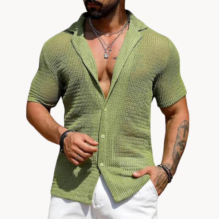 Camisa calada de manga corta.