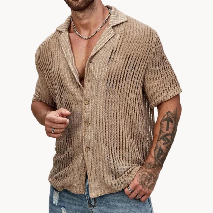 Camisa calada de manga corta.
