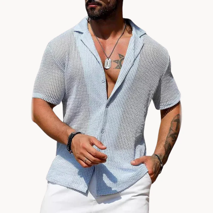 Camisa calada de manga corta.