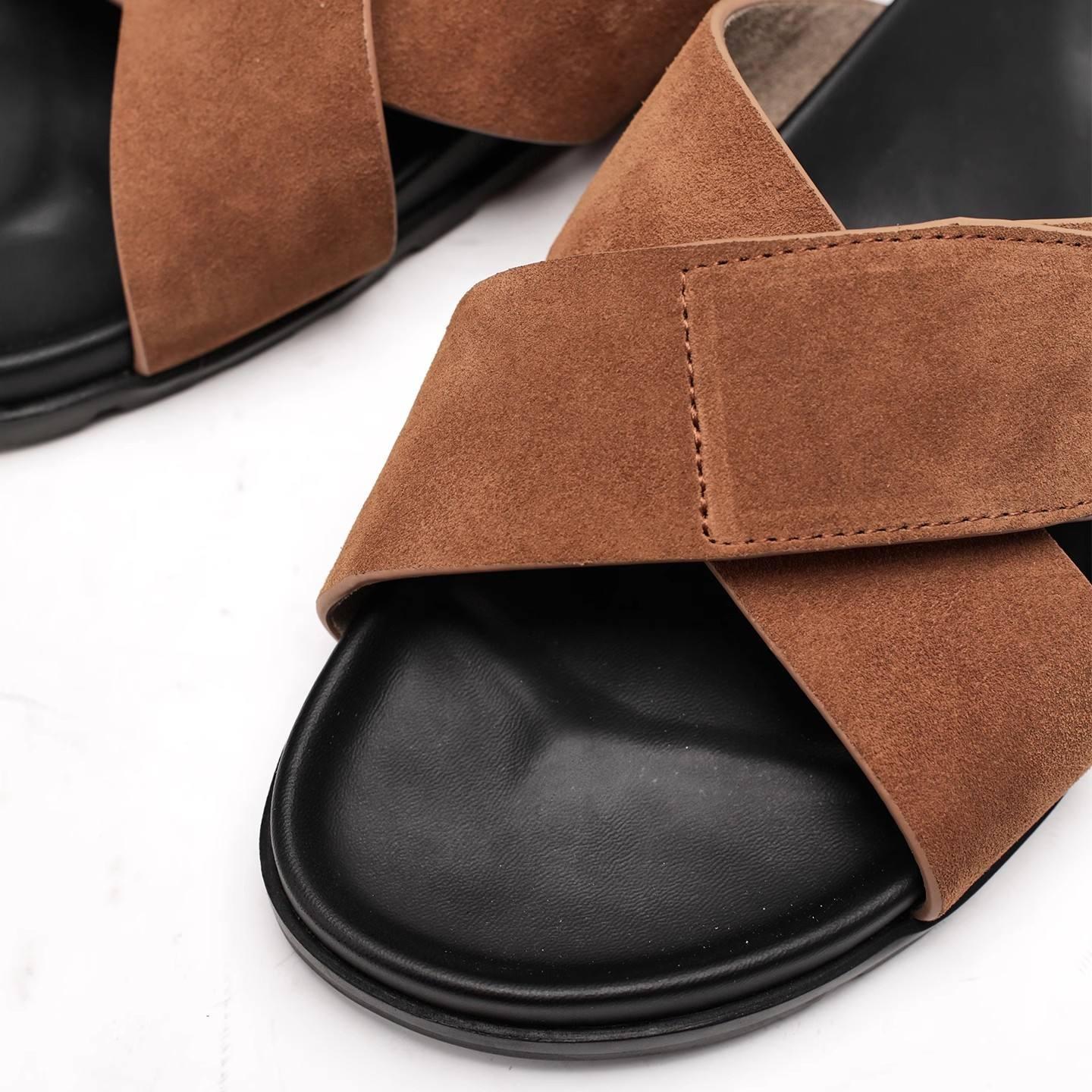 Sandalias Premium de Ante Cruzado.